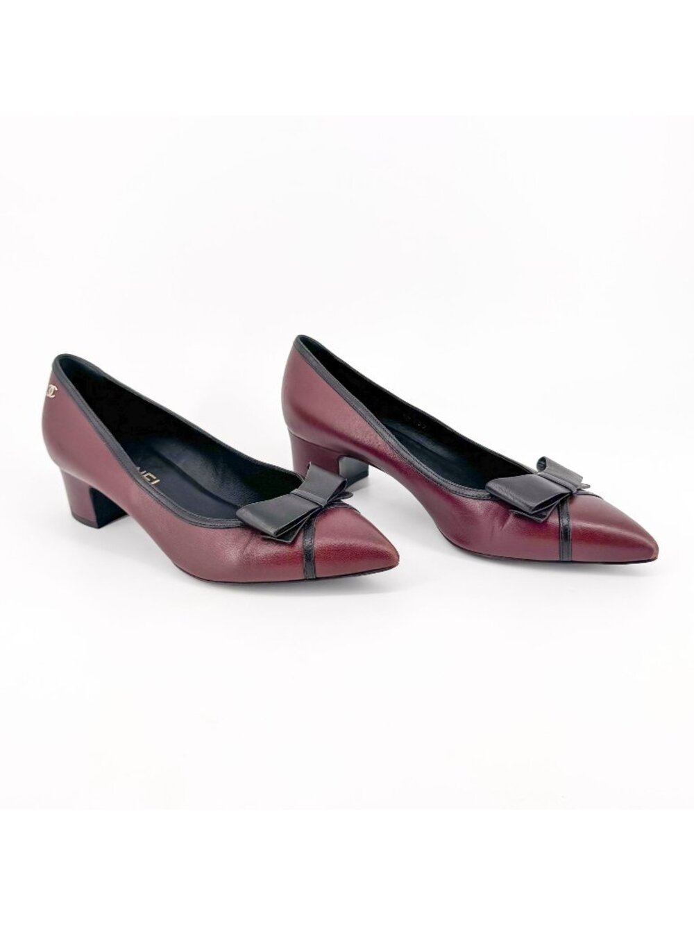 Chanel Pointed Toe Bow Pumps Size 38 US 7-7.5 Maroon Leather CC Mid Block Heel